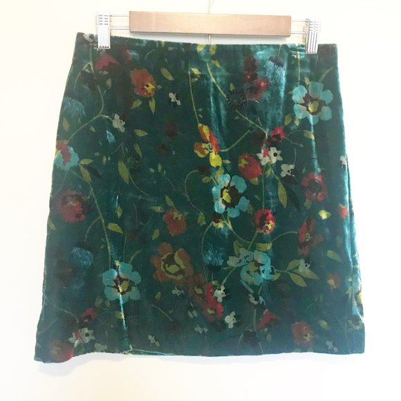 LOFT Dresses & Skirts - 🌹LOFT Green Velvet Floral Short Skirt